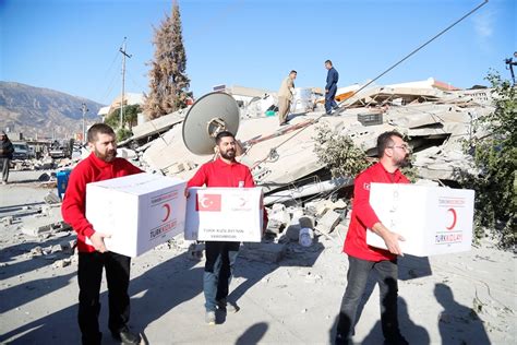 Bursa Kızılay'dan deprem bölgesine yardım sürüyor